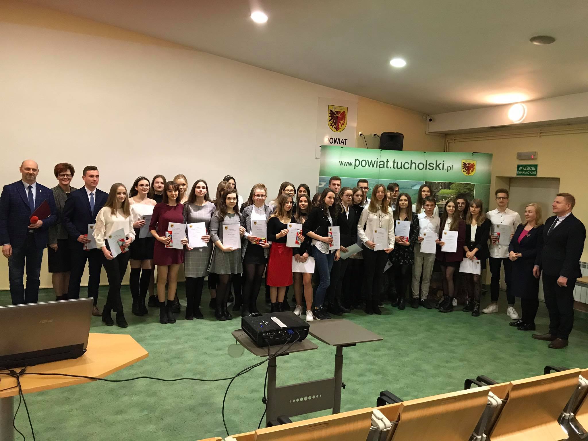 You are currently viewing Stypendia naukowe Starosty Tucholskiego rozdane.