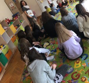 Read more about the article Młodzież Nowodworka czyta Przedszkolakom