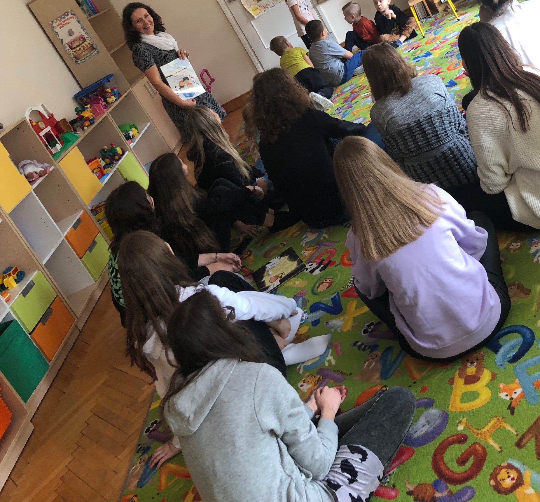 You are currently viewing Młodzież Nowodworka czyta Przedszkolakom