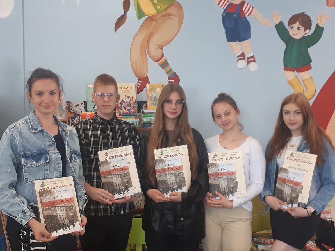 You are currently viewing Liecaliści czytają dzieciom.