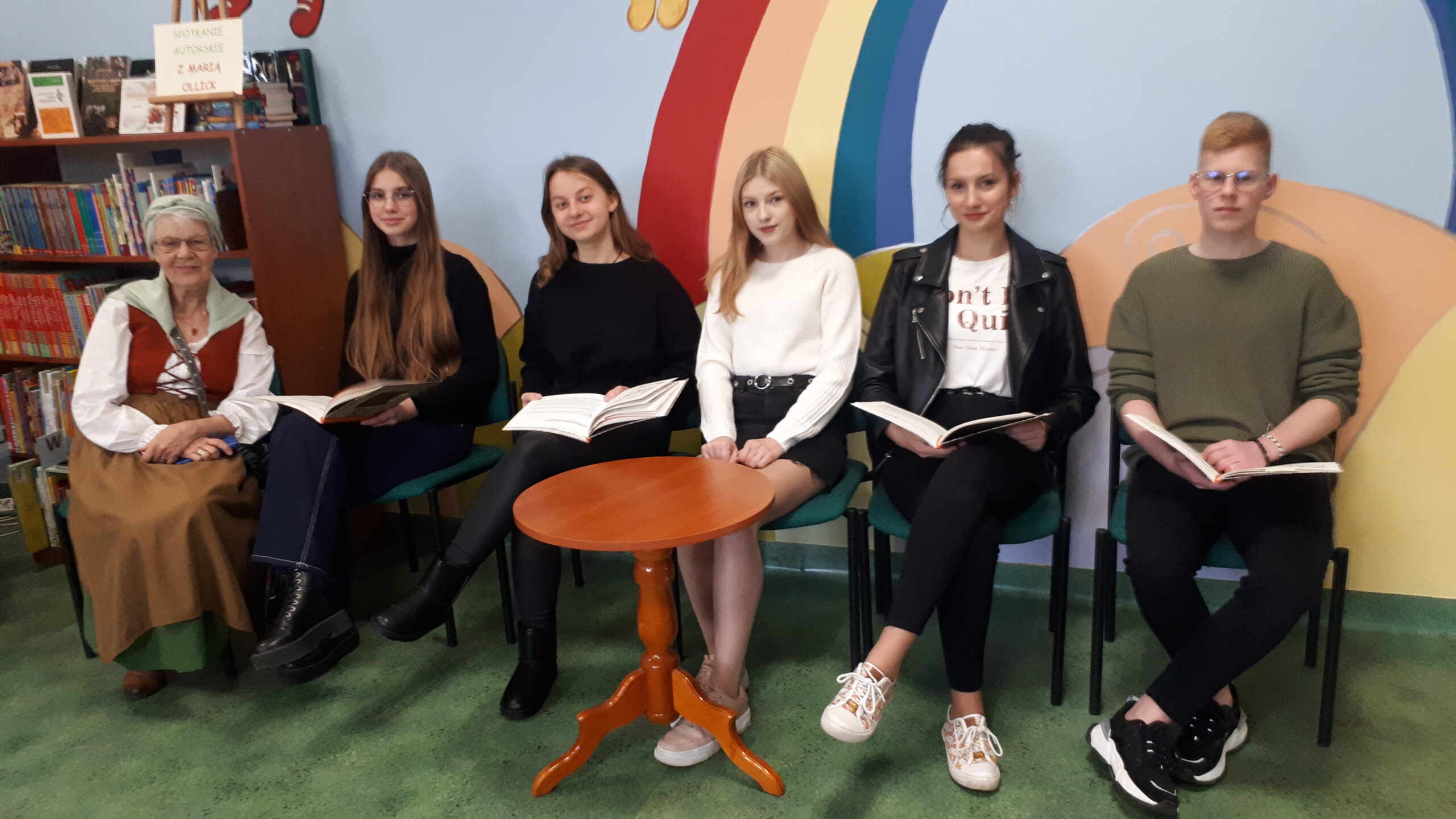 You are currently viewing 29.09. 2022 – „Ogólnopolski Dzień Głośnego Czytania” – spotkanie autorskie z Marią Ollick, zajęcia w bibliotece Nowodworka.