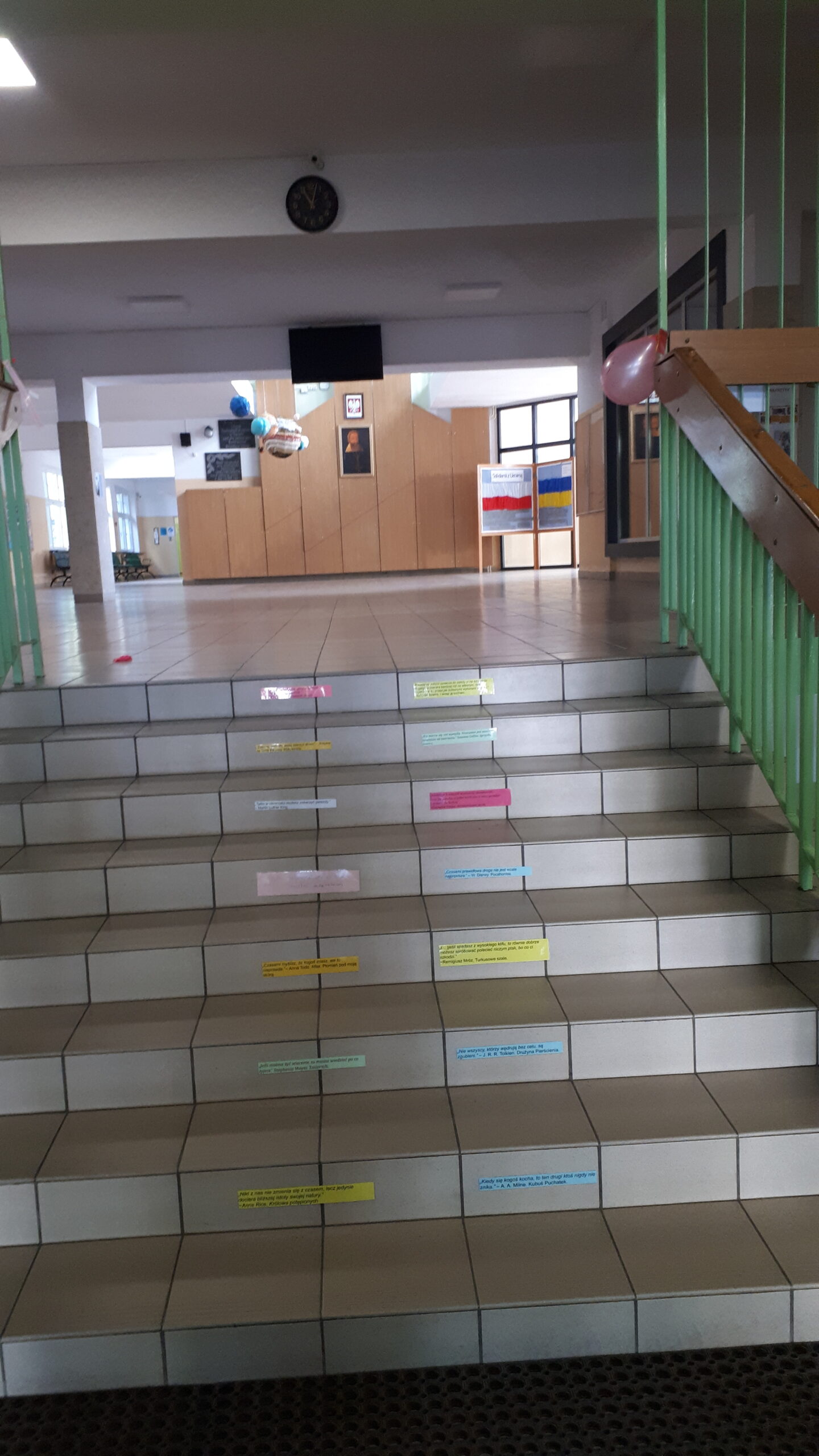 Read more about the article Literackie schody – literatura na każdym kroku w Nowodworku!.