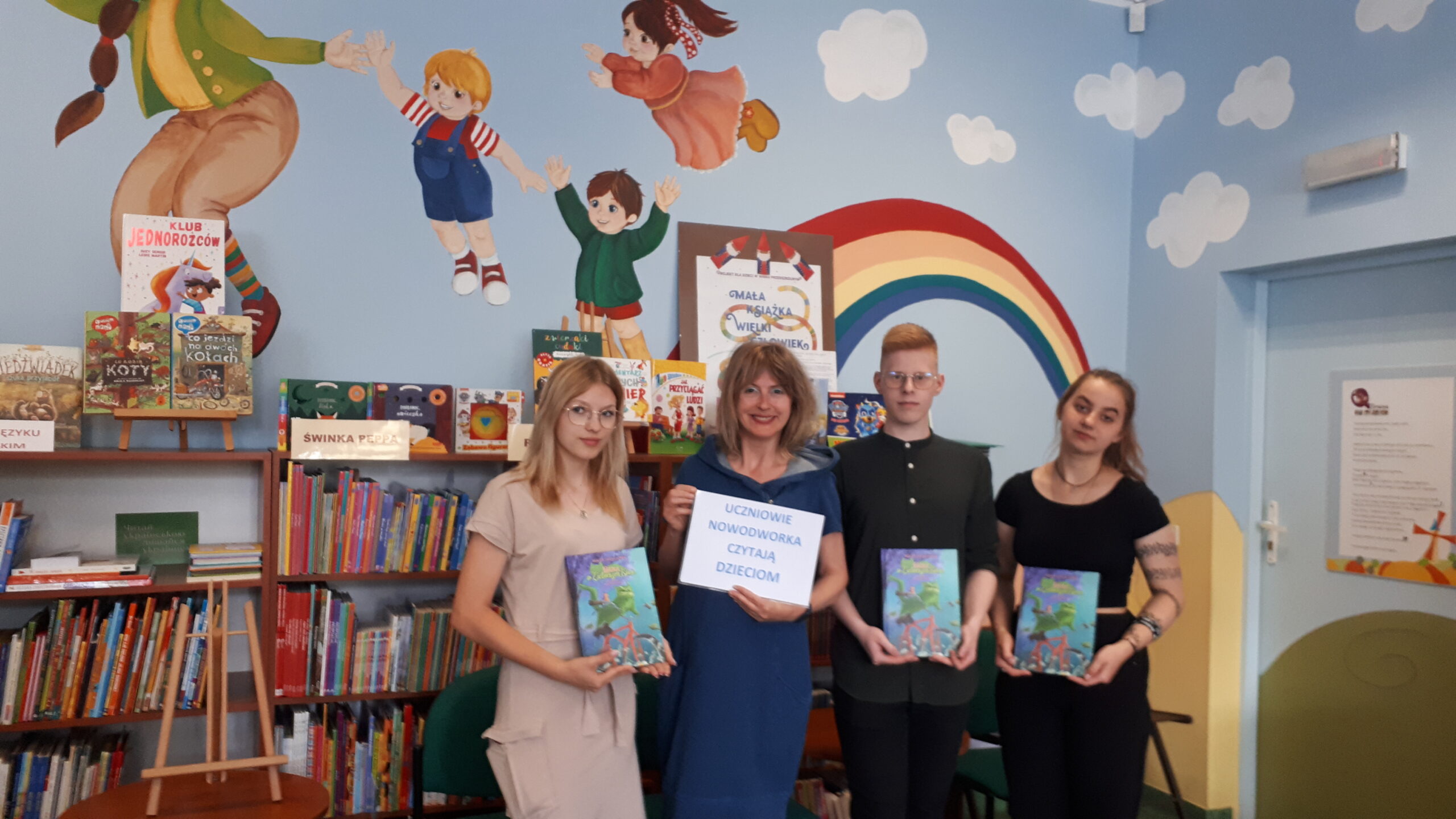 You are currently viewing „Uczniowie Nowodworka czytają dzieciom”.