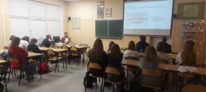 Read more about the article Nowodworczycy biorą udział w lekcji w ramach programu edukacyjnego „Spotkania z radcą prawnym”