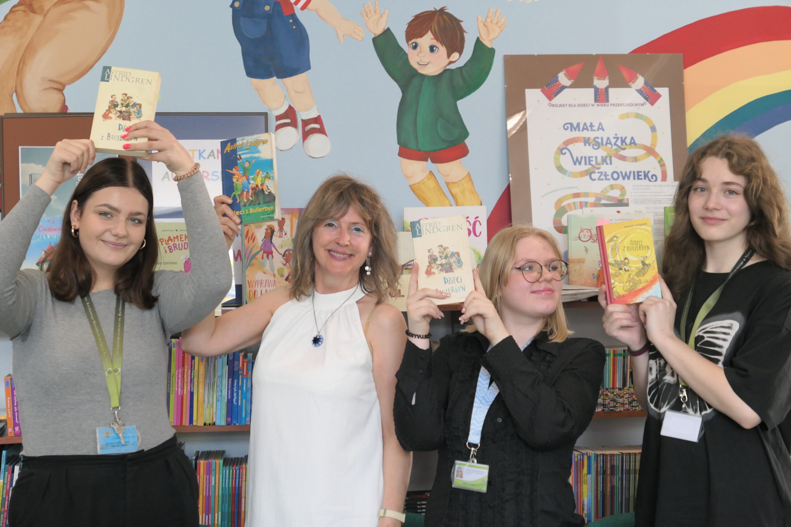 Read more about the article Nowodworczycy czytają dzieciom.