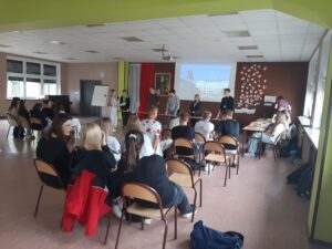 Read more about the article Wiedza o społeczeństwie na wesoło