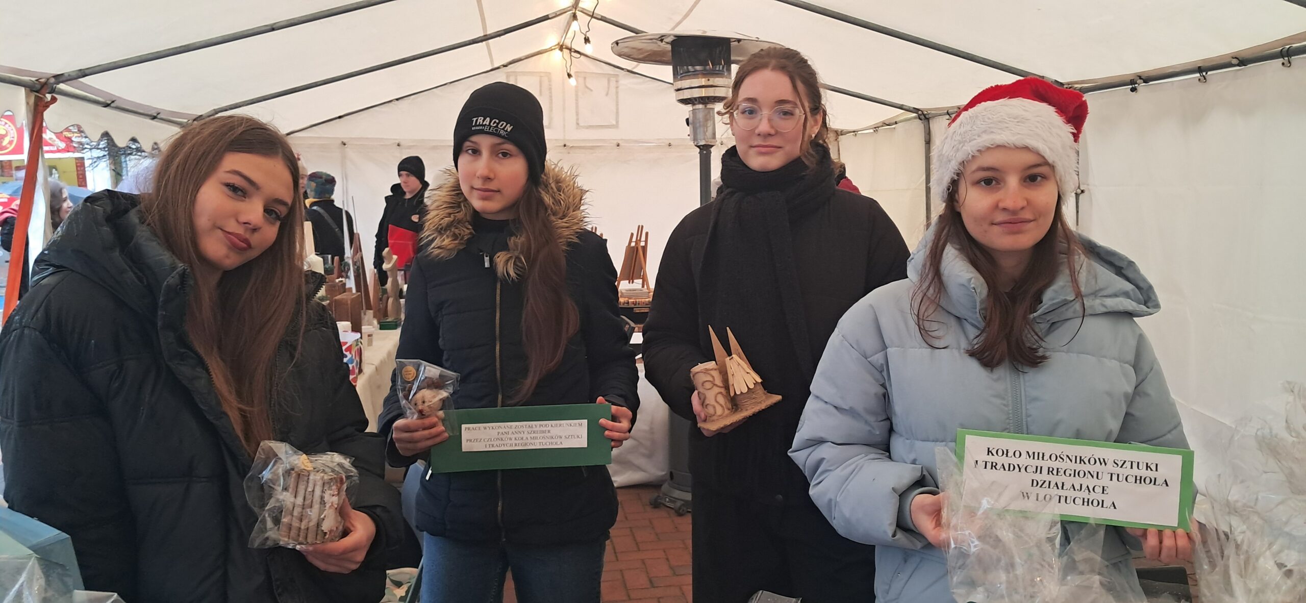 Read more about the article Nowodworczycy po raz kolejny uczestniczyli w II Borowiackim Jarmarku Bożonarodzeniowym.