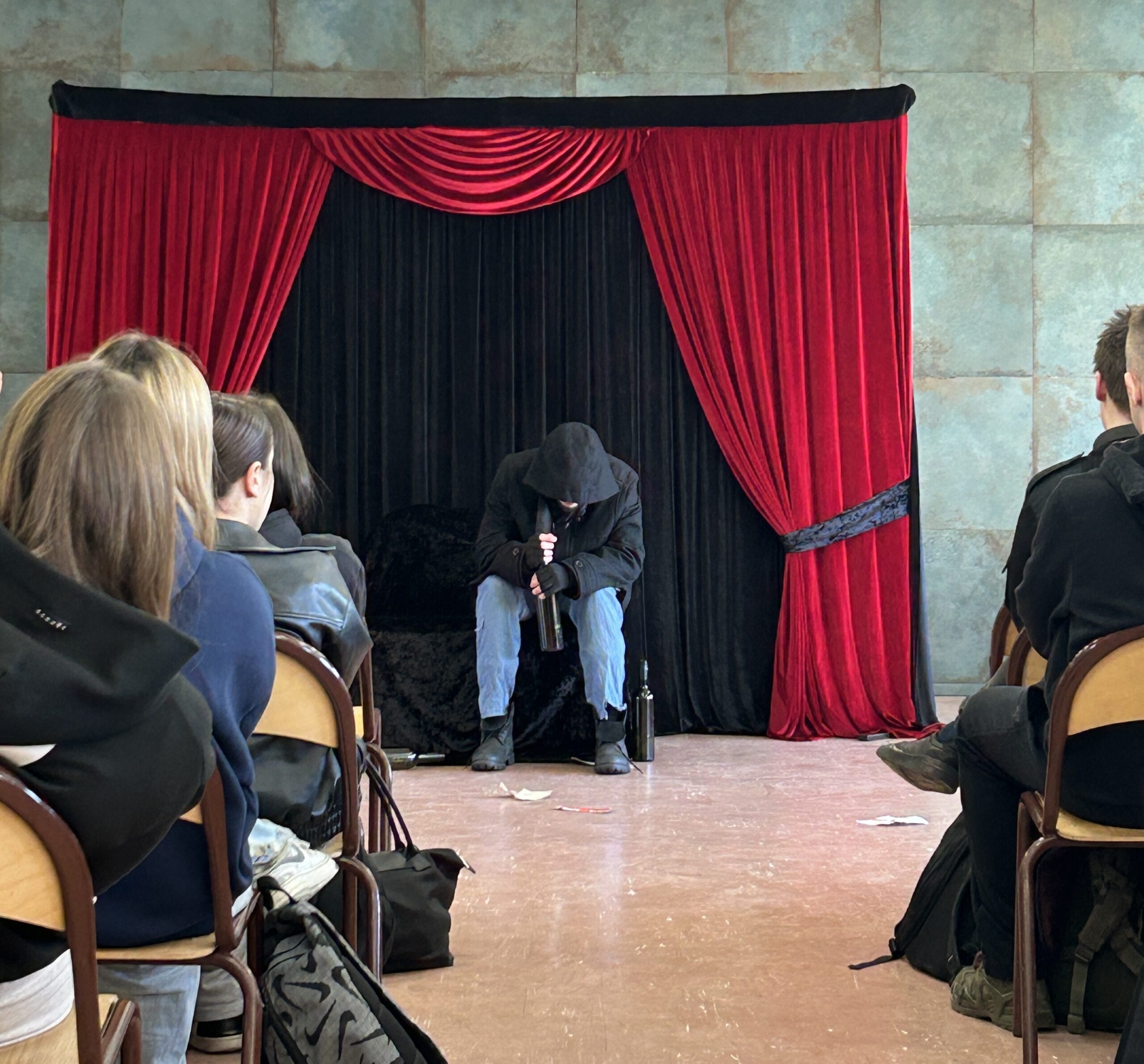 You are currently viewing „Człowiek bez twarzy” – spektakl profilaktyczny