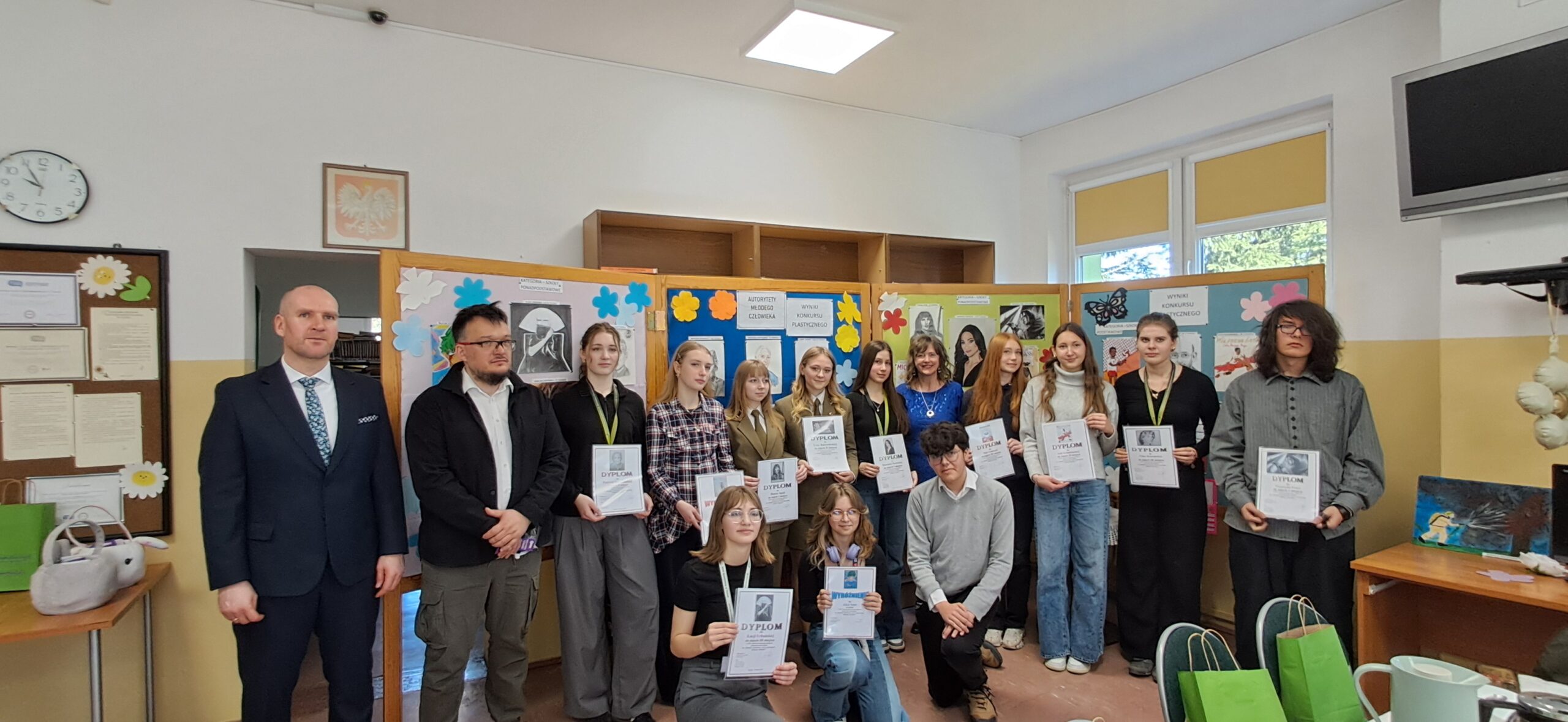 You are currently viewing Młodzi ludzie mają swoje autorytety. XIV edycja Powiatowego Międzyszkolnego Konkursu Plastyczno – Literackiego w bibliotece Nowodworka.